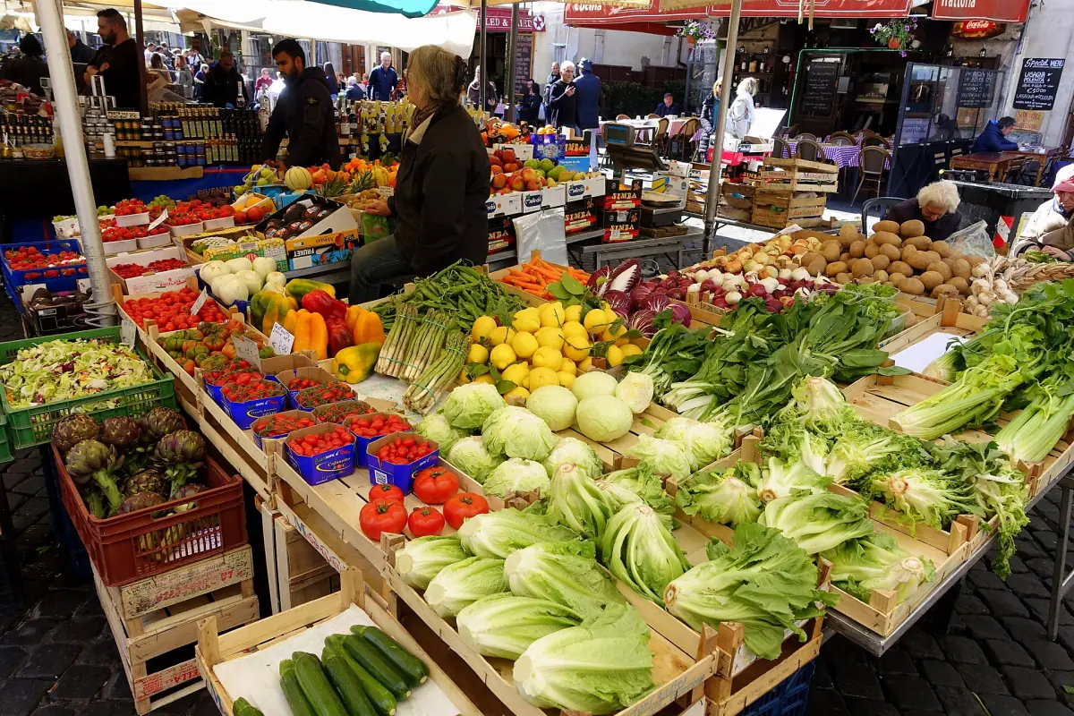 Ein Obst- und Gemüsestand auf dem Campo de' Fiori