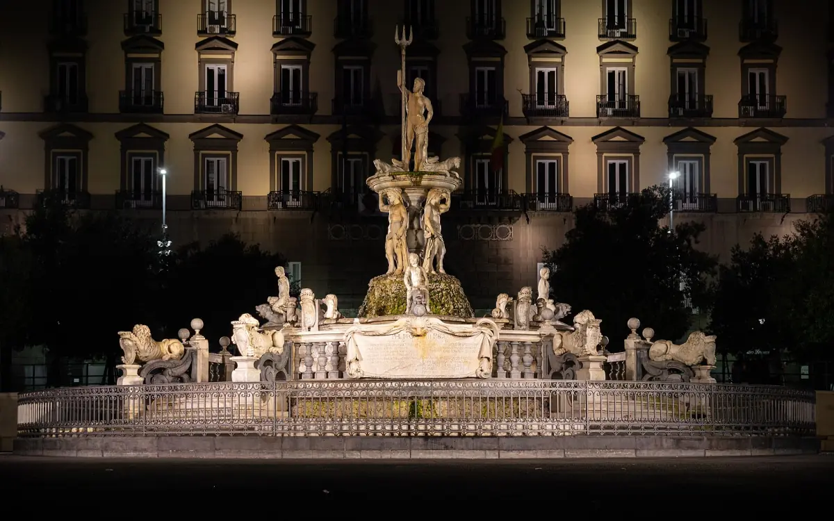 Der Neptunbrunnen bei Nacht