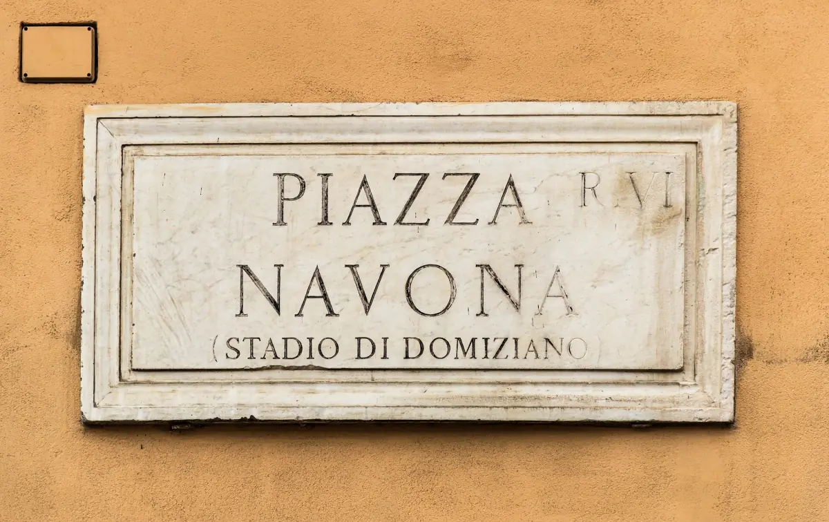 Straßenschild der Piazza Navona mit dem Stadion des Domitian